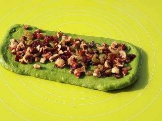 16、全麦抹茶果干软欧,铺一层果干