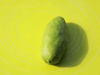 17、全麦抹茶果干软欧,自上而下卷起来，捏紧收口