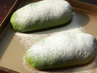 20、全麦抹茶果干软欧,表面筛粉