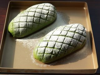 21、全麦抹茶果干软欧,割花纹，放入预热好的烤箱中层，190度20分钟