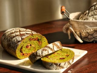 23、全麦抹茶果干软欧,成品