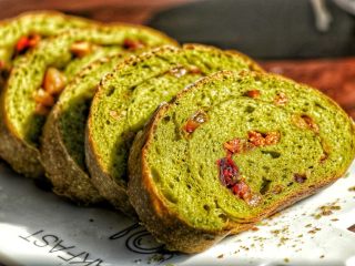 24、全麦抹茶果干软欧,成品