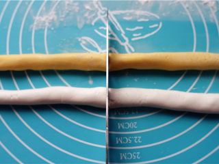 8、五彩汤圆,然后再把这四根细长条都切成两等份,这样就有了八根细长条。