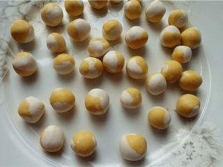 11、五彩汤圆,搓圆。