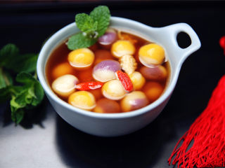 14、五彩汤圆,继续煮8分钟左右即可。放入两大勺酒酿,喜欢喝甜汤的可以适当加些白糖,也可以加红糖。