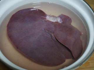 1、白切猪肝（卤猪肝）,猪肝放淡盐水中浸泡，期间多次换水，一定要泡到发白才好，不过如果你不在乎成品颜色，就不用泡很久，我大概泡了半天时间。