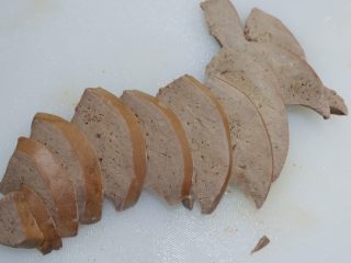 13、白切猪肝（卤猪肝）,切成片。