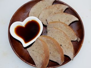 14、白切猪肝（卤猪肝）,装盘，蘸你喜欢的酱汁食用即可~