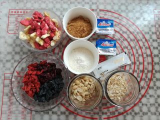 1、格兰诺拉酸奶杯,准备好做格兰诺拉水果麦片的所有材料,称出需要的重量