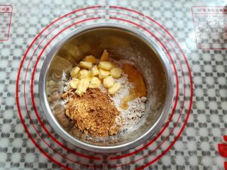 3、格兰诺拉酸奶杯,取一只干净的盆子,倒入麦片,花生,低筋面粉,红糖粉,黄油