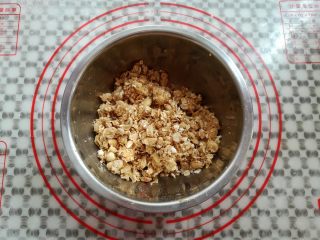 4、格兰诺拉酸奶杯,戴上一次性手套抓匀材料