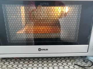 6、格兰诺拉酸奶杯,把麦片放入烤箱底层,上火130度,下火160度烤20分钟