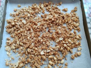 7、格兰诺拉酸奶杯,烤到10分钟取出翻一下麦片,再继续放回烤箱烤完设定时间