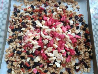 9、格兰诺拉酸奶杯,再加入冻干草莓和菠萝颗粒