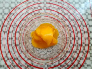 12、格兰诺拉酸奶杯,芒果去皮切成片