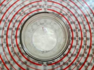 14、格兰诺拉酸奶杯,倒入适量的酸奶盖过麦片