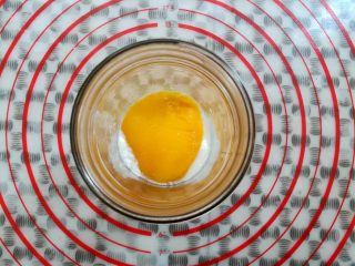 15、格兰诺拉酸奶杯,在酸奶的上面一层放上芒果片