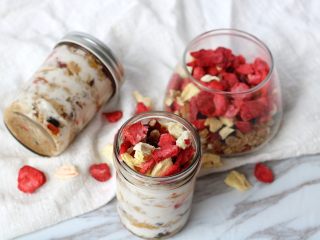 17、格兰诺拉酸奶杯,自己做酸奶水果麦片杯,放的果粒多多的,想吃冷藏的可以放到冰箱冷藏2小时