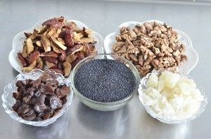 1、【小森妈妈菜谱】补血养颜圣品—阿胶核桃膏,红枣去核切片，芝麻提前炒香（3-4分钟左右，听到芝麻啪啪声即可）、提前将大枣核桃烘干（不要太干，烘焙的作用是为了提香）提前把冰糖敲碎