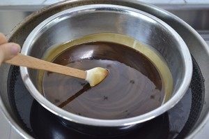 3、【小森妈妈菜谱】补血养颜圣品—阿胶核桃膏,将泡制24小时后的阿胶、冰糖和黄酒充分搅拌均匀，大火煮沸后，然后小火熬制，熬制过程中不断搅拌以免黏锅，小火一直熬制到冒泡（牢记，从底往上翻，