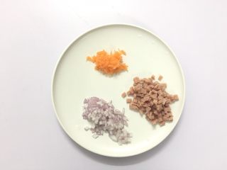 2、秋葵薯泥球,把洋葱,火腿切成丁,胡萝卜刨成丝。