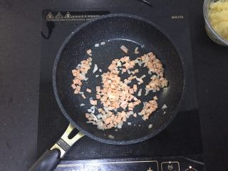 8、秋葵薯泥球,放入火腿,加少许盐,稍微炒一下。