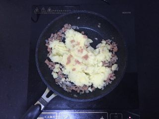 9、秋葵薯泥球,把土豆泥倒入,加少许牛奶,翻炒一会,直到能抱团为止,但切勿炒得太干哦~