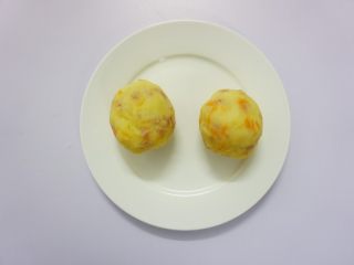 11、秋葵薯泥球,把炒好的土豆泥揉成均匀大小的的球状。