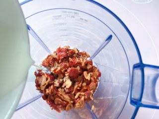 3、红糖红枣糕,将煮好的红枣去核，放入料理杯中，加入牛奶。