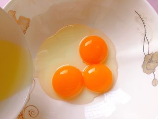 6、红糖红枣糕,在蛋黄中加入玉米油，用手动打蛋器搅打均匀。