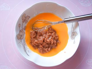 7、红糖红枣糕,加入红枣泥，搅打均匀。