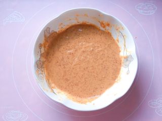 9、红糖红枣糕,搅拌均匀。