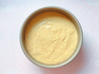 14、红糖红枣糕,把混合好的蛋糕糊倒入模具中。