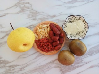 1、润肺止咳～秋梨膏,首先准备好食材：罗汉果两个、雪梨一个冰糖150克、红枣15颗、百合15克、枸杞子15克