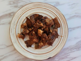 2、润肺止咳～秋梨膏,罗汉果洗干净，掰成小块