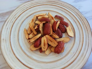 3、润肺止咳～秋梨膏,红枣去核备用