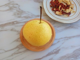 5、润肺止咳～秋梨膏,雪梨用盐搓洗干净