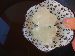 17、润肺止咳～秋梨膏,过滤好的红枣汤倒入锅中，加入冰糖，雪梨肉用料理机打成泥，一起放入锅中