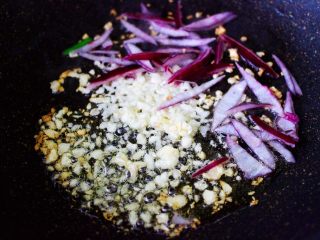 8、三丝春卷～饺子皮版,锅中倒入花生油烧热后，先放入大蒜末和洋葱丝爆出香味。