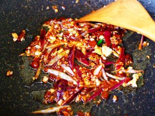 9、三丝春卷～饺子皮版,再加入黄豆酱小火慢慢炒出红油。