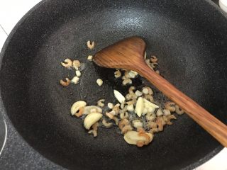 10、上汤娃娃菜,瑶柱虾米放进去炒香