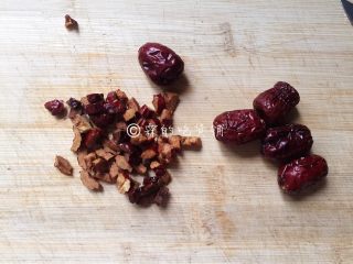 4、红枣红糖快手发糕,红枣切成小丁。