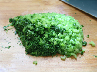 3、芥菜厚蛋烧,芥菜切碎