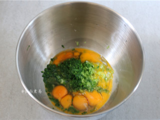 5、芥菜厚蛋烧,切碎的芥菜加入鸡蛋内