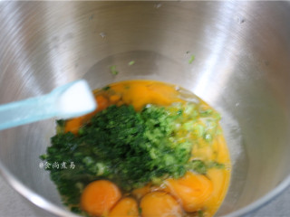 6、芥菜厚蛋烧,调入盐、鸡粉