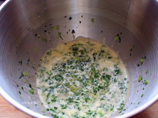 8、芥菜厚蛋烧,将不锈钢桶安装在厨师机的主机上，扣好打蛋器、厨师机通电，调至1档搅拌3分钟，搅成蛋菜液