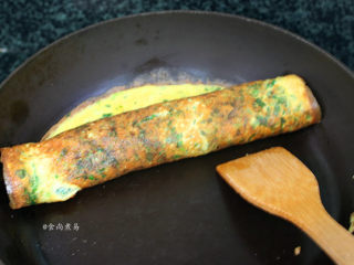 11、芥菜厚蛋烧,中小火煎至蛋液凝固，关火卷起