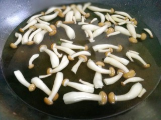 3、西兰花炒菌菇,焯水2分钟。