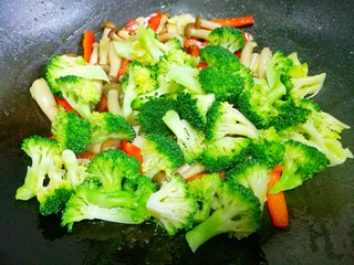 8、西兰花炒菌菇,加西兰花。