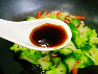 9、西兰花炒菌菇,加一勺蚝油。